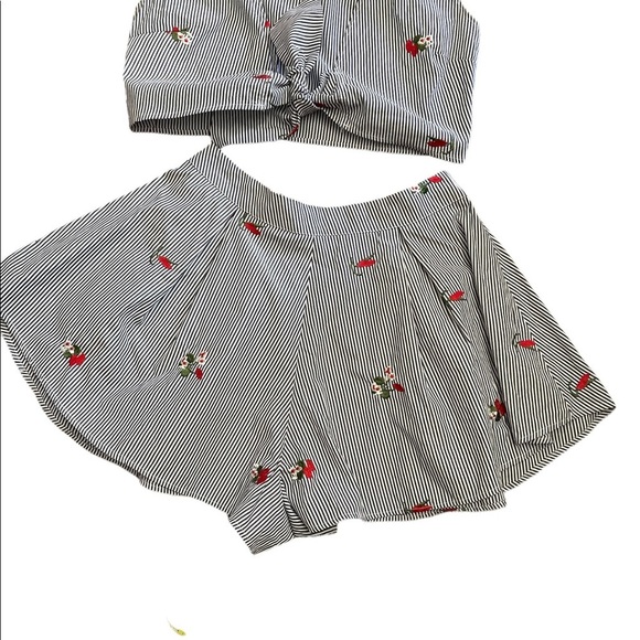 A’ Gaci Striped high Rise pleated pleated skirt and cropped top set size large - Picture 8 of 12